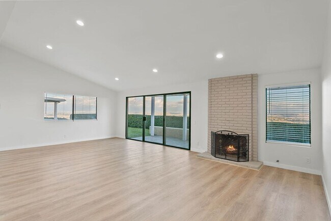 Foto del edificio - Gorgeously Updated 2 Bedroom Townhome with...