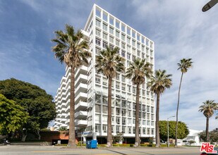 Building Photo - 7135 Hollywood Blvd