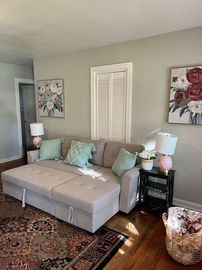 Building Photo - MOVE IN SPECIAL!! Charming 2 bedroom Duplex