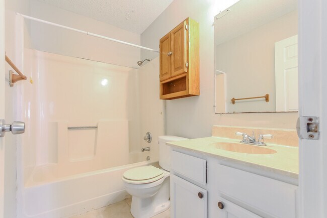 Building Photo - 14806 White Oaks Ln