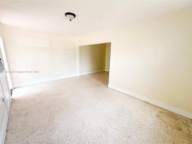 Building Photo - 2130 Bay Dr