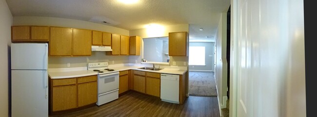 Building Photo - End Unit Townhome with Easy Base Acess!