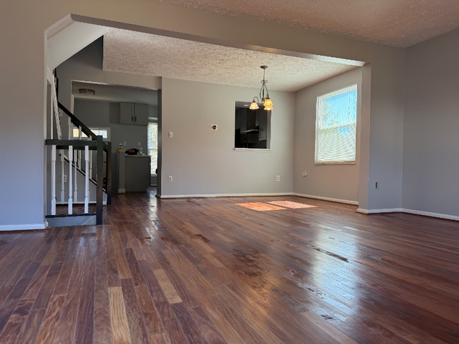 Foto del edificio - 102 Smoothleaf Ln