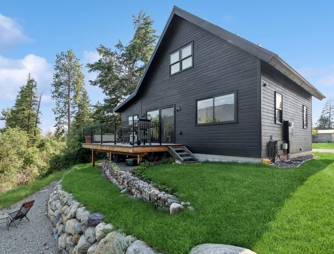 Foto principal - Furnished 2 Bed 2 Bath Columbia Falls Home