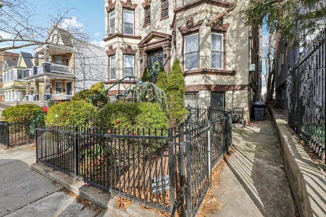 Foto del edificio - 162 Fairview Ave