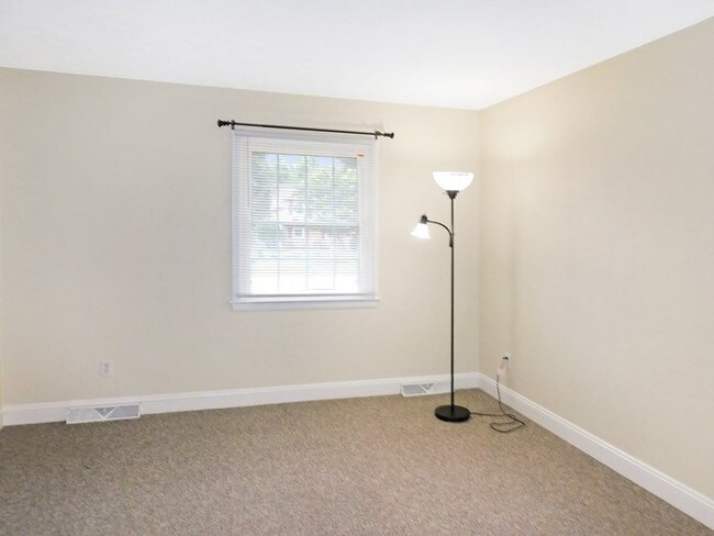 Foto del edificio - 4 Bed 3 Bath Split Foyer with Large Yard