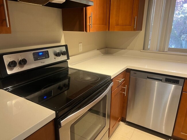 Foto del edificio - Spacious Fremont 2BR/1BA, split level with private balcony, recently remodeled kitchen!