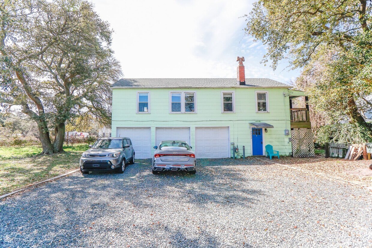 Primary Photo - Stunning upstairs unit just one block from...