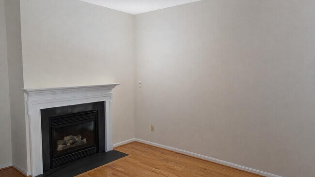 Building Photo - Spacious townhome