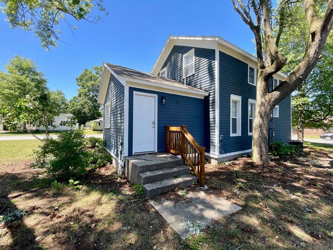 Building Photo - Three Bedroom Home in North Muskegon