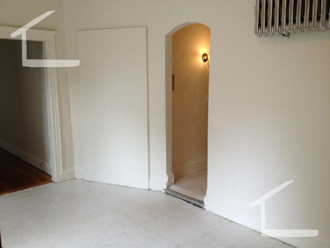 Building Photo - 9/1 No Fee! Garden/ground floor 1BR apartm...