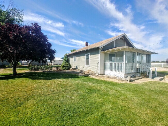 Foto del edificio - 2 Bed, 1 Bath Home with Covered Patios