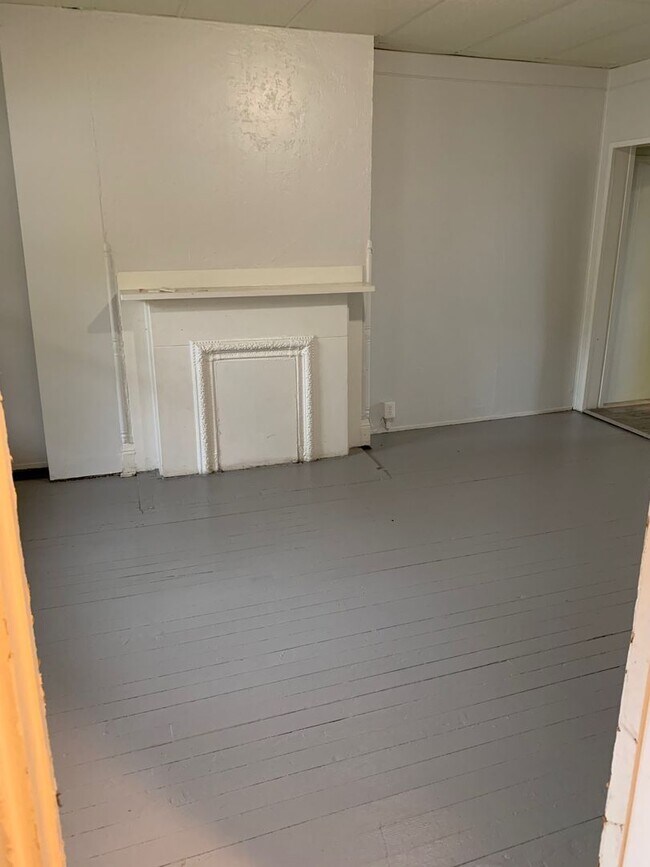 Building Photo - 3 Bedroom 1 Bath