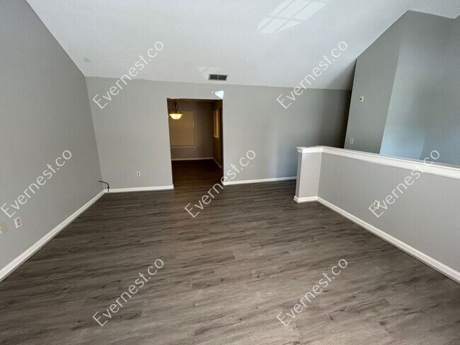 Building Photo - 961 Redan Trce