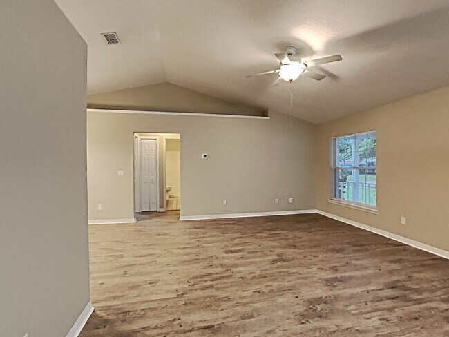Building Photo - 427 Woodview Dr