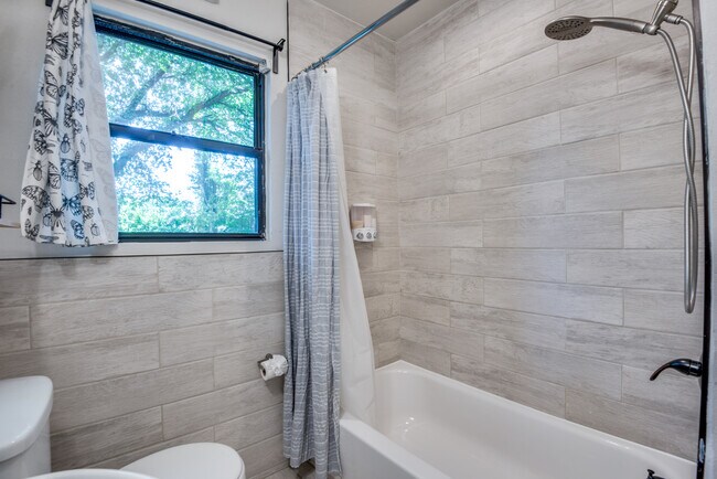 Foto del edificio - 8728 Glencrest Ln