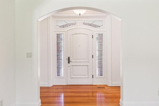 Foto del edificio - Beautiful, Old-World-style Home in the Heart of Central Menlo Park