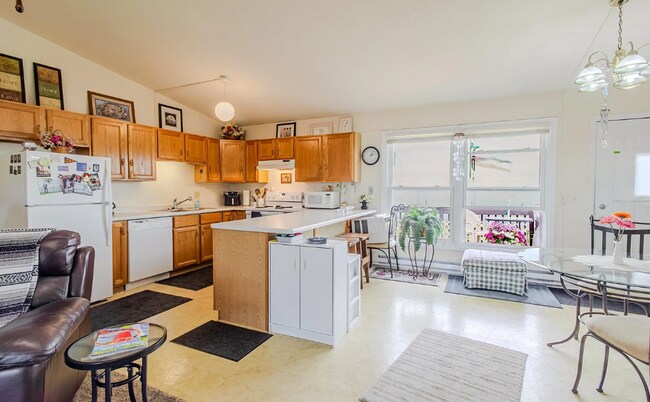 Foto del edificio - Spacious 3 Bedroom Apartment - AVAILABLE SEPTEMBER