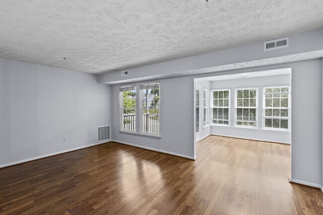 Foto del edificio - Coming Soon! Beautiful 2nd Floor Condo End Unit! Off of Route MD 100 & Close to MD Commuter Routes!