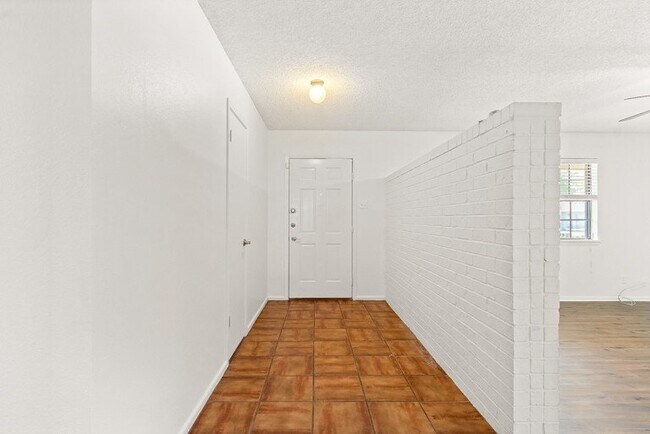 Foto del edificio - 1376 Poppy Ln