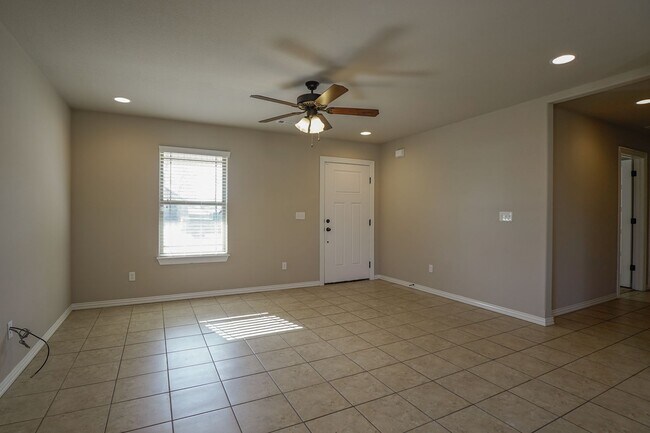 Building Photo - 3 Bedroom 2 Bathroom, 2 Car Garage Home in...