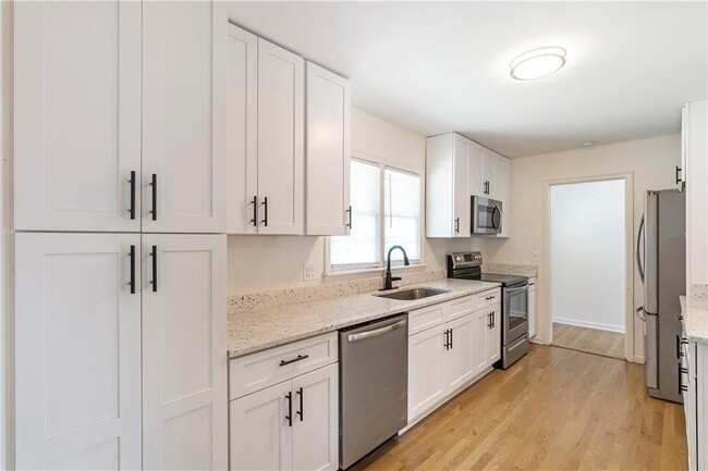 Building Photo - 326 Springdale Dr NE