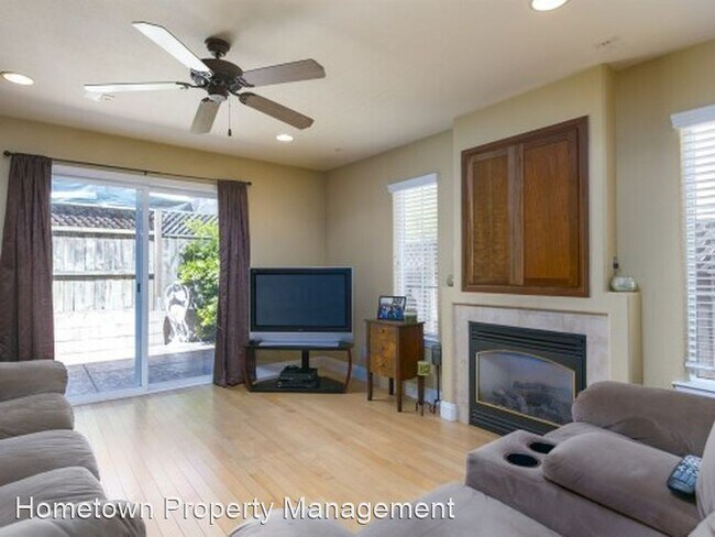 Building Photo - 3 br, 2.5 bath House - 1022 La Costa