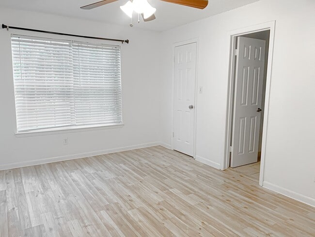 Building Photo - MOVE IN NOW!! Spacious 3 x2 on 2nd floor w...