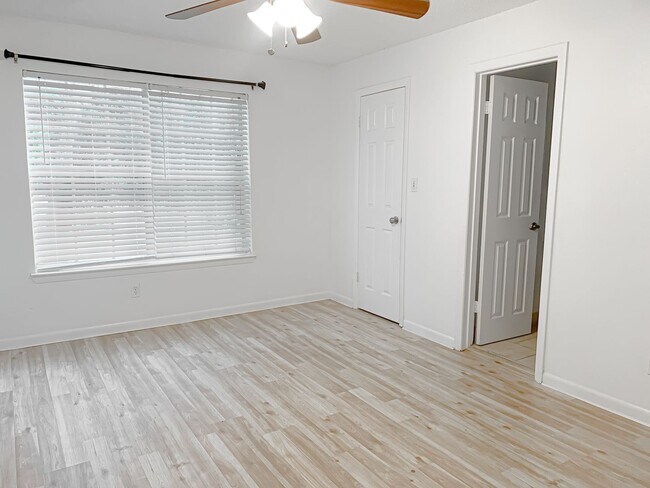 Foto del edificio - MOVE IN NOW!! Spacious 3 x2 on 2nd floor w...