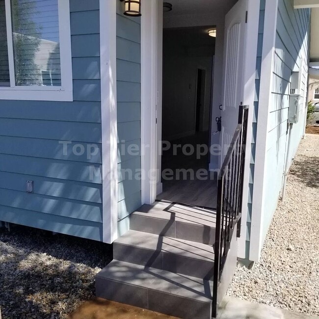 Building Photo - ***Remodeled, Charming 2 bed / 2 bath Bung...
