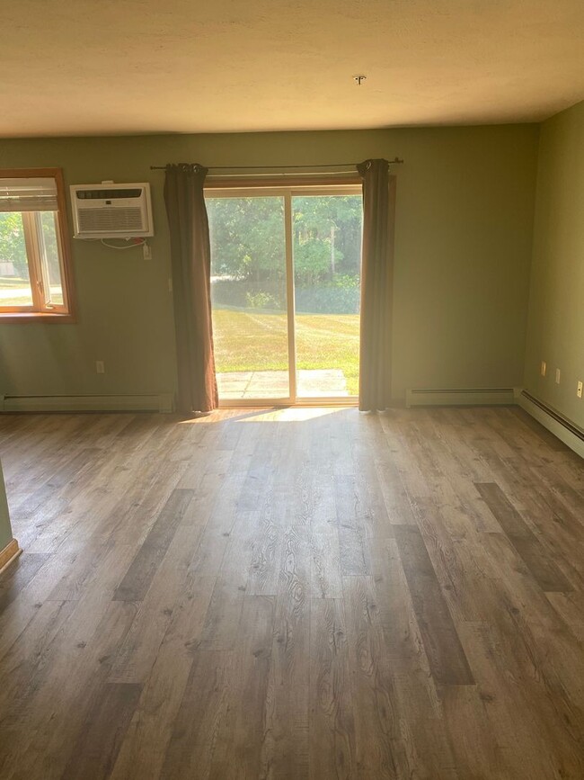 Building Photo - 2 Bed, 1.5 Bath End-Unit Condo in Dover – ...