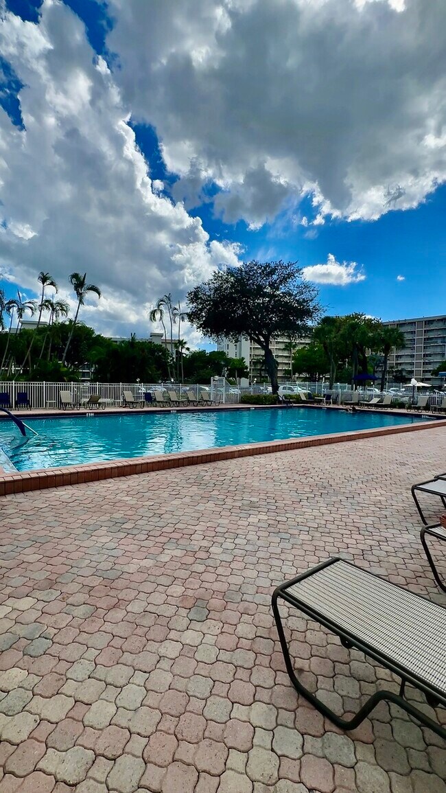 Piscina - 2651 S Course Dr