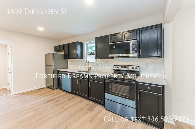 Building Photo - 1609 Evergreen St