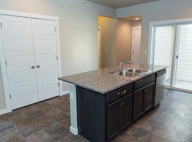 Building Photo - Cute 3 Bedroom 2.5 Home with a 2 Car Garage!