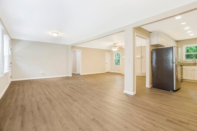 Building Photo - 246 Sandra Dr Nw