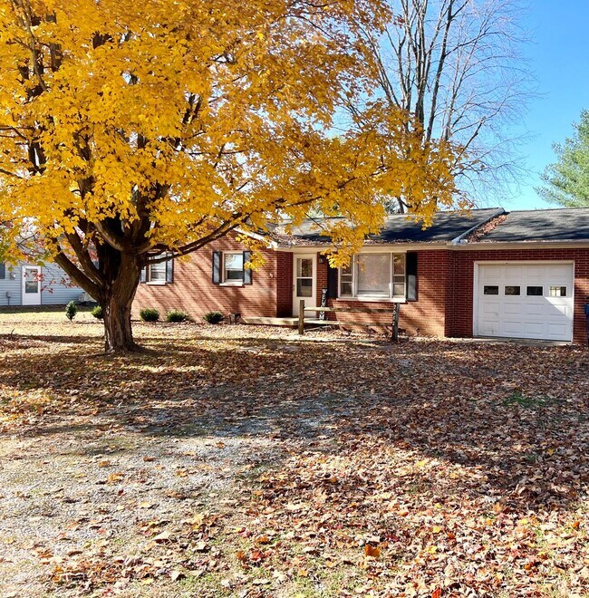 Foto del edificio - Updated 3 Bedroom, 1.5 Bath Home with Fenced Yard & Attached Garage!