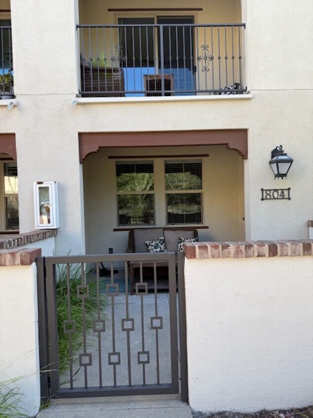 Foto principal - Beautiful 3bd 2.5 Bath Townhouse in Foothi...