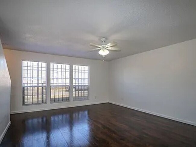 Foto del edificio - 4-bedroom home!