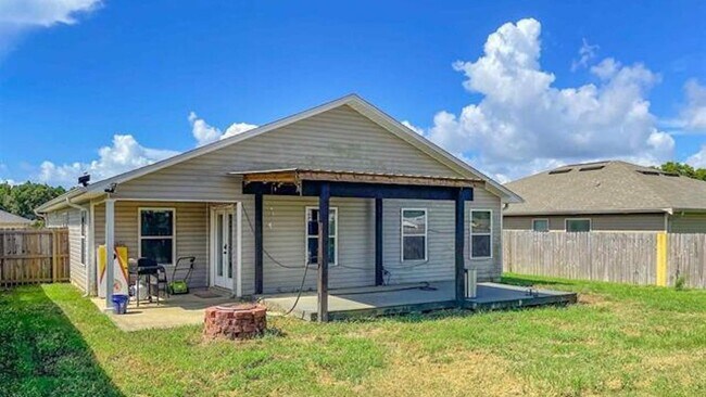 Foto del edificio - 5544 Peach Dr