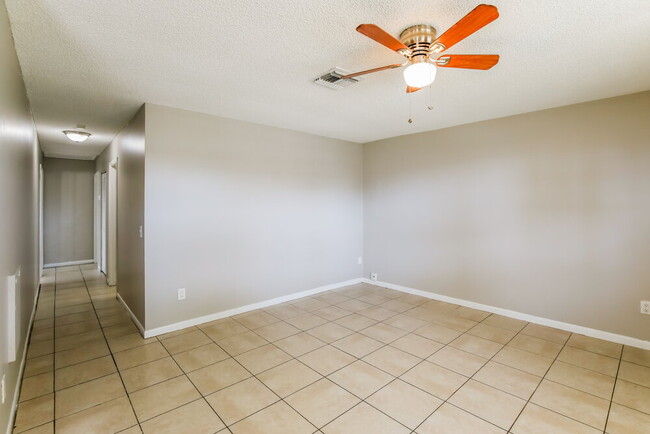 Building Photo - 933 Camellia Rd
