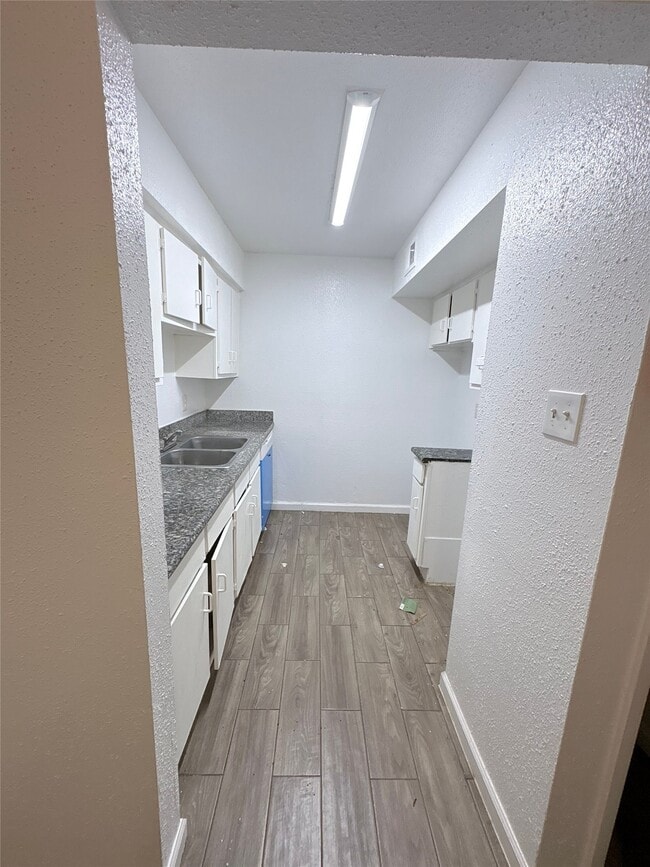 Foto del edificio - 5625 Antoine Dr