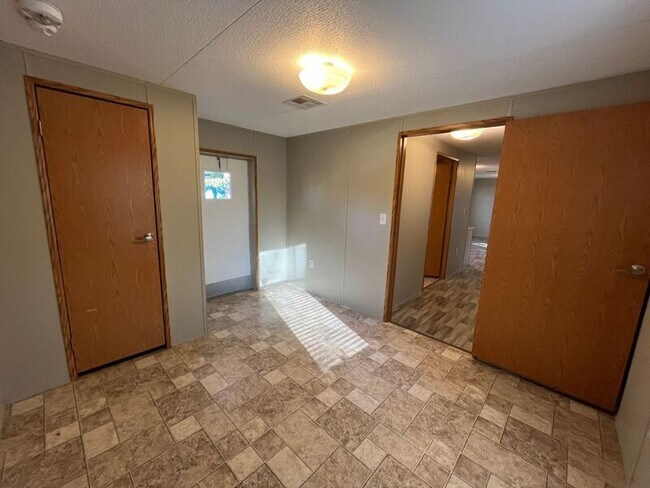 Building Photo - 27 Genes Ln