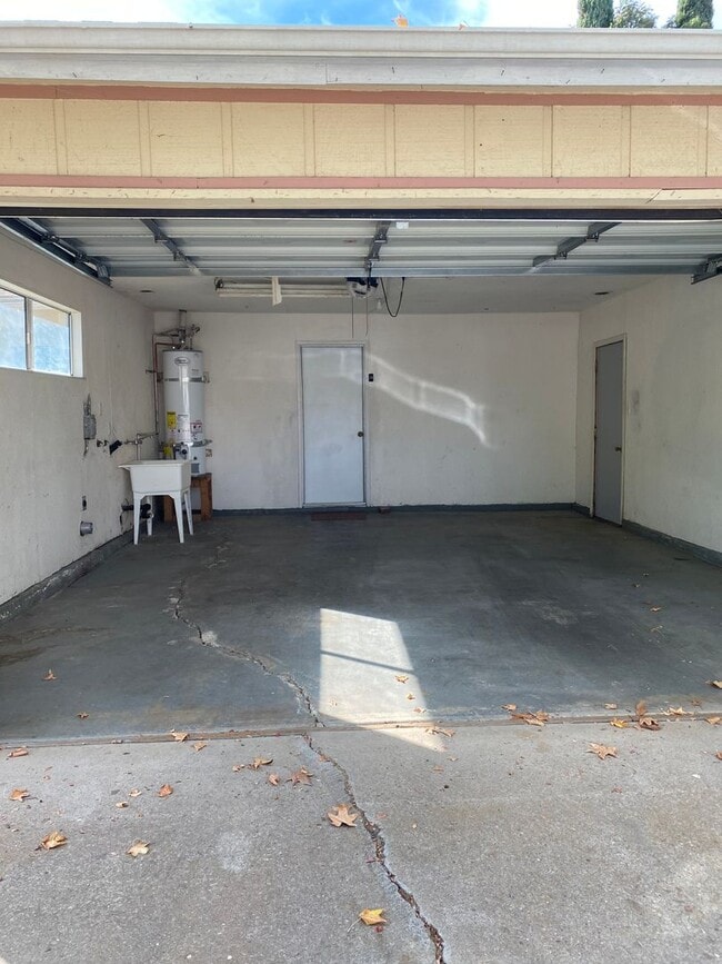 Building Photo - Charming 3-Bed, 2-Bath Home in North Merced!