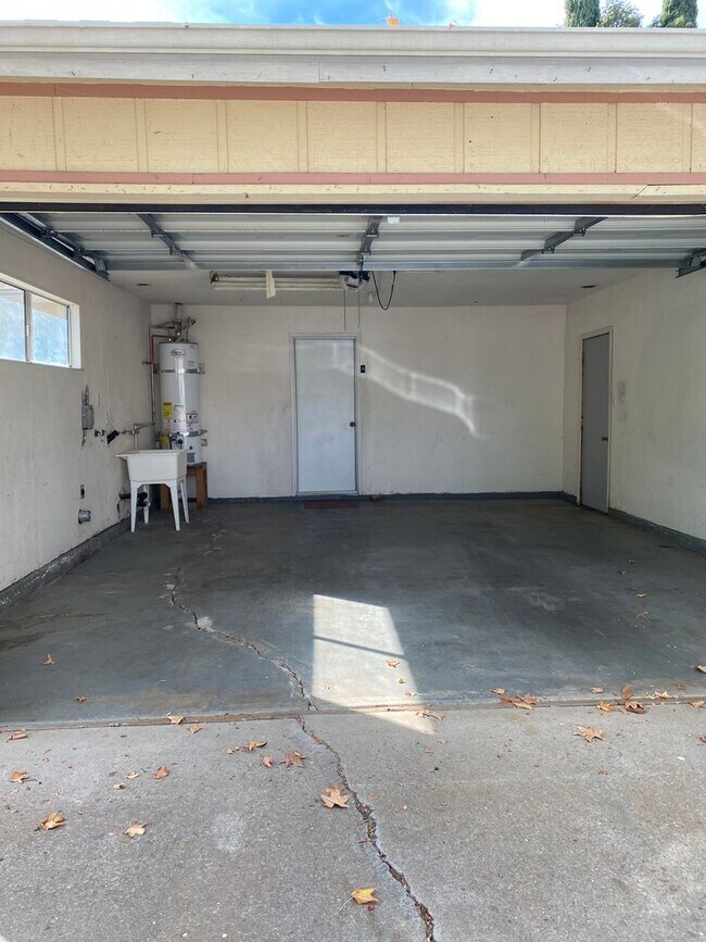 Foto del edificio - Charming 3-Bed, 2-Bath Home in North Merced!