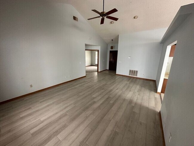 Building Photo - BEAUTIFUL 3 Bedroom/2 Bath Home with Water...