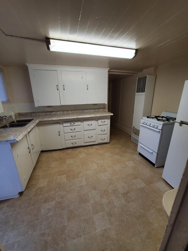 Kitchen - 1548 Elizabeth Ave