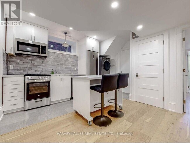 Photo du bâtiment - 10 Duggan Ave