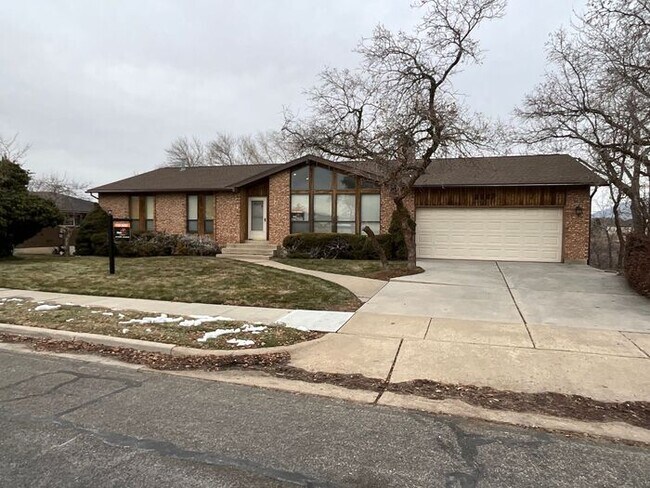Foto del edificio - 5 bedroom 3 bath Home 2 car garage- Small dog friendly