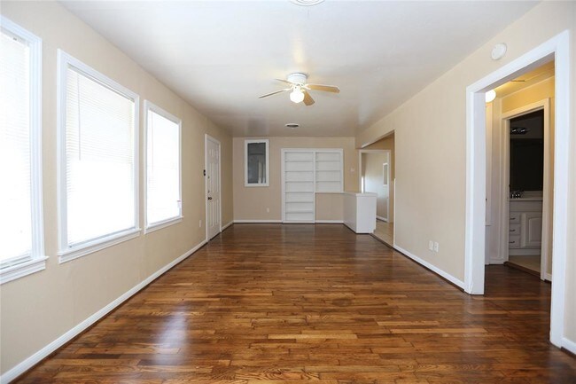 Building Photo - 1726 Du Barry Ln