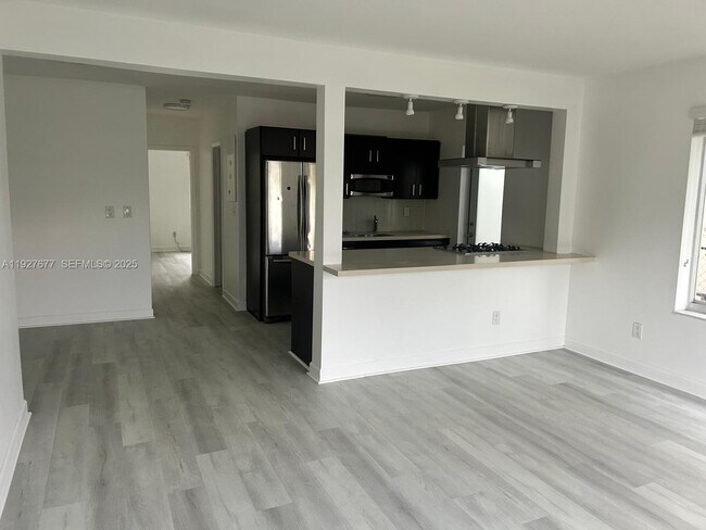 Foto del edificio - 7430 Carlyle Ave